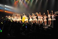 出演者全員で「テレ玉くんのうた」合唱の様子。