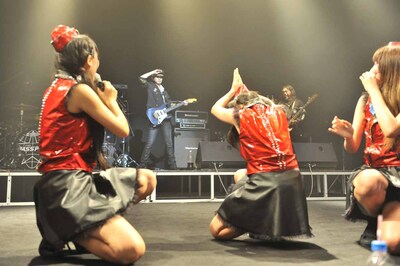 ペンネとアラビアータ機長に謝る増井みお。