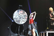 銅鑼を叩く奥仲麻琴。