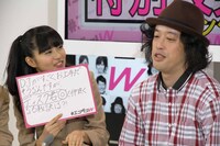 やついいちろうにインタビューする堀内まり菜。