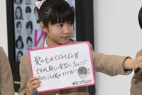 やついいちろうにインタビューする菊地最愛。