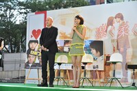 談笑する新城毅彦（左）と長澤まさみ（右）。