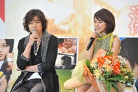 長澤まさみ（右）の印象を語る斉藤和義（左）。