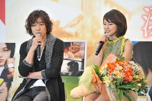 長澤まさみ（右）の印象を語る斉藤和義（左）。