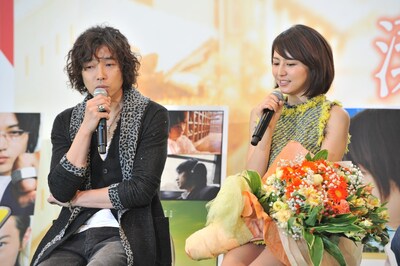 長澤まさみ（右）の印象を語る斉藤和義（左）。