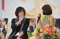 長澤まさみ（右）の印象を語る斉藤和義（左）。