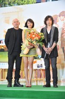 左から新城毅彦、長澤まさみ、斉藤和義。