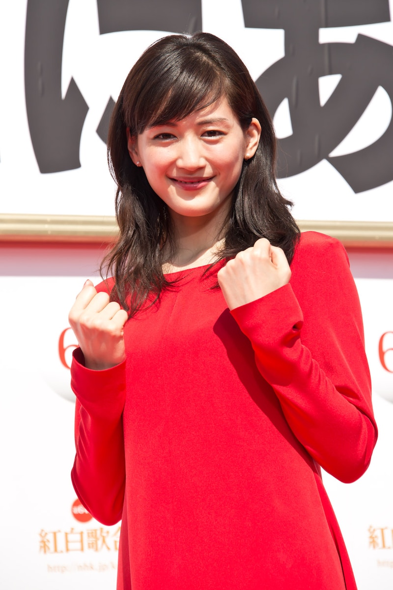 ガッツポーズで意欲を見せる紅組司会の綾瀬はるか。