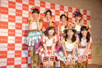 今週の人気の画像10位は「AKB48、ディズニーシーでミッキーと夢のハロウィンショー」より、フォトセッションに応じる選抜の7人。左上から時計回りに篠田麻里子、柏木由紀、武藤十夢、小嶋陽菜、渡辺麻友、大島優子、島崎遥香。