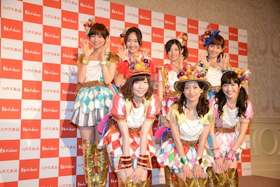 フォトセッションに応じる選抜の7人。左上から時計回りに篠田麻里子、柏木由紀、武藤十夢、小嶋陽菜、渡辺麻友、大島優子、島崎遥香。