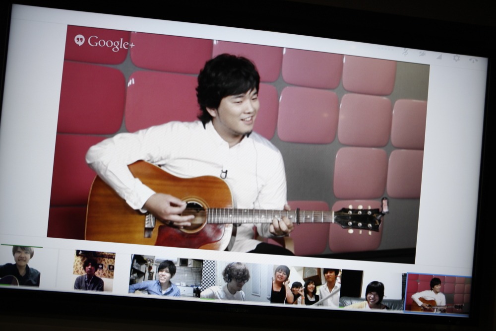 「MUSIC FRIDAY on Google+ | YouTube」にてハングアウト参加者とセッションする秦基博。