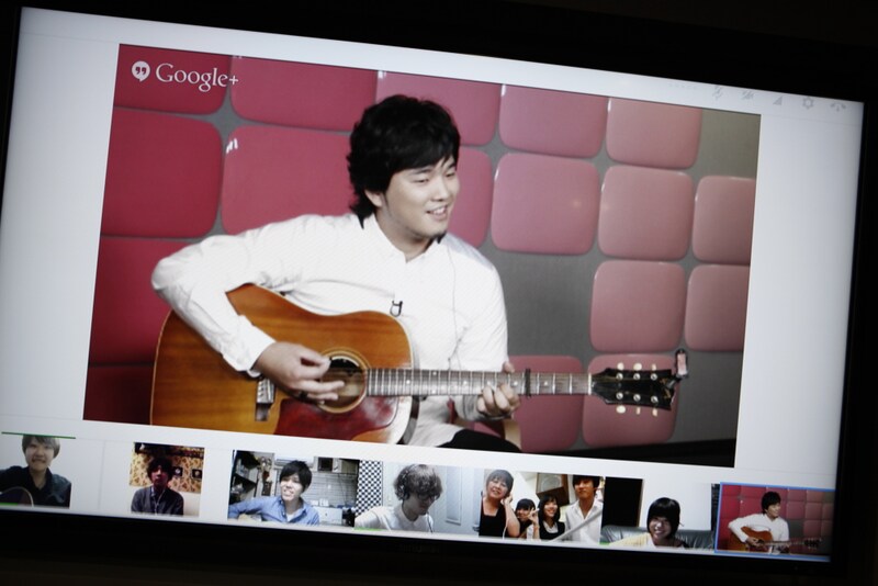 「MUSIC FRIDAY on Google+ | YouTube」にてハングアウト参加者とセッションする秦基博。