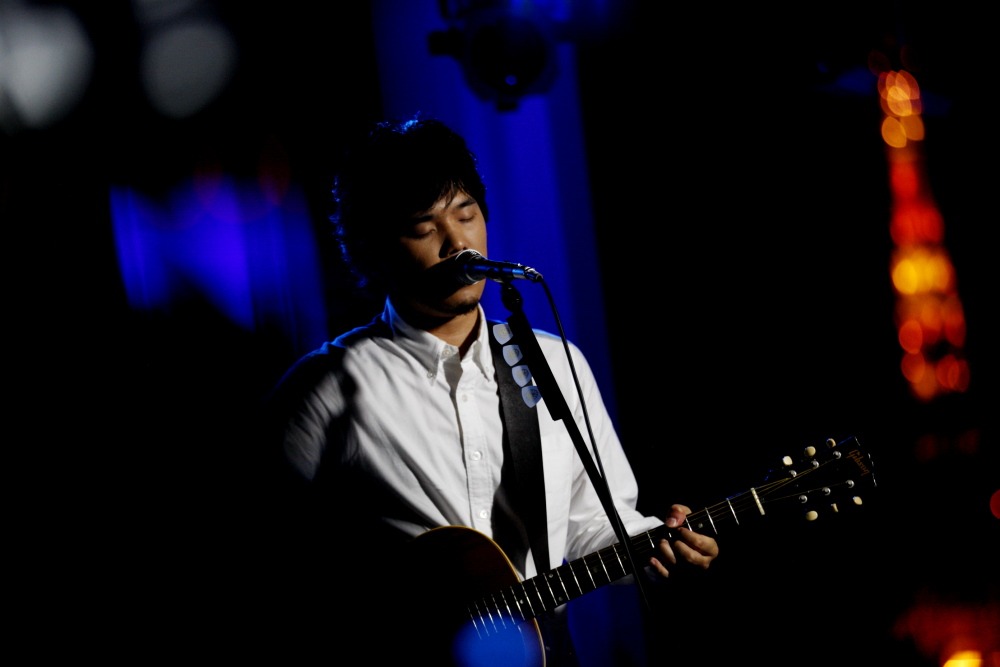 秦基博のスタジオライブの様子。