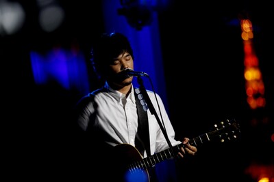 秦基博のスタジオライブの様子。