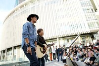 グランフロント大阪前で熱唱するコブクロ。