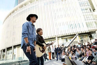 グランフロント大阪前で熱唱するコブクロ。