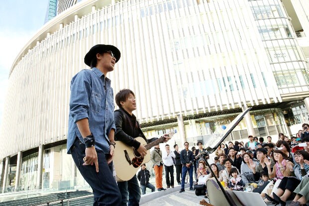 グランフロント大阪前で熱唱するコブクロ。