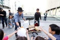 アルバム告知チラシを自ら配る黒田俊介。