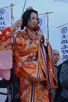 伏姫に扮した高山一実。