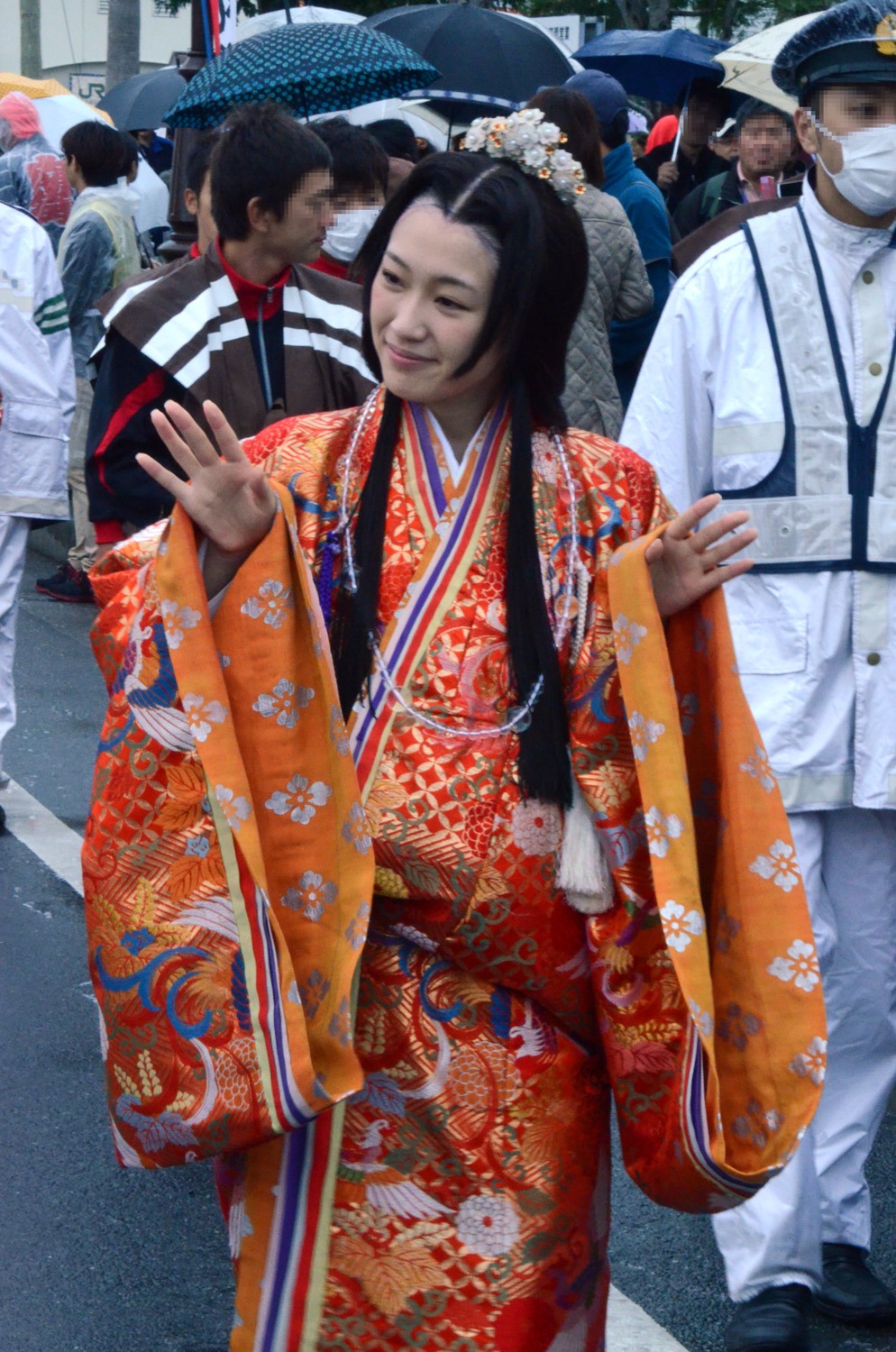 武者行列で市内を練り歩く高山一実。