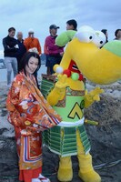 館山市のマスコットキャラクター「ダッペエ」と記念撮影をする高山一実。