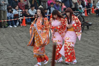 侍女を従え登場した伏姫役の高山一実。