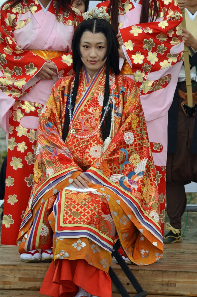 伏姫に扮した高山一実。