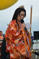 伏姫に扮した高山一実。