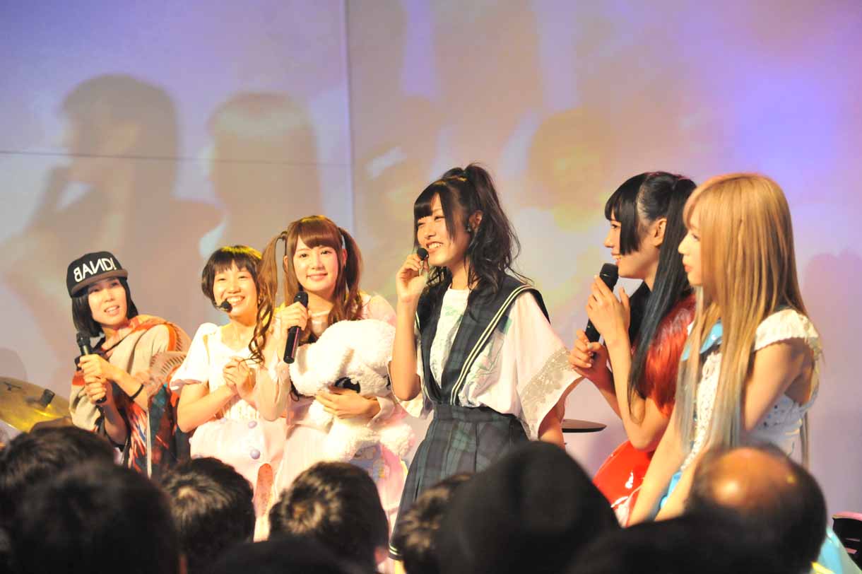 みゆちぃを迎えて5人体制になったバンドじゃないもん！ 左からMCの愛☆まどんな、鈴姫みさこ、水玉らむね、望月みゆ、恋汐りんご、七星ぐみ。
