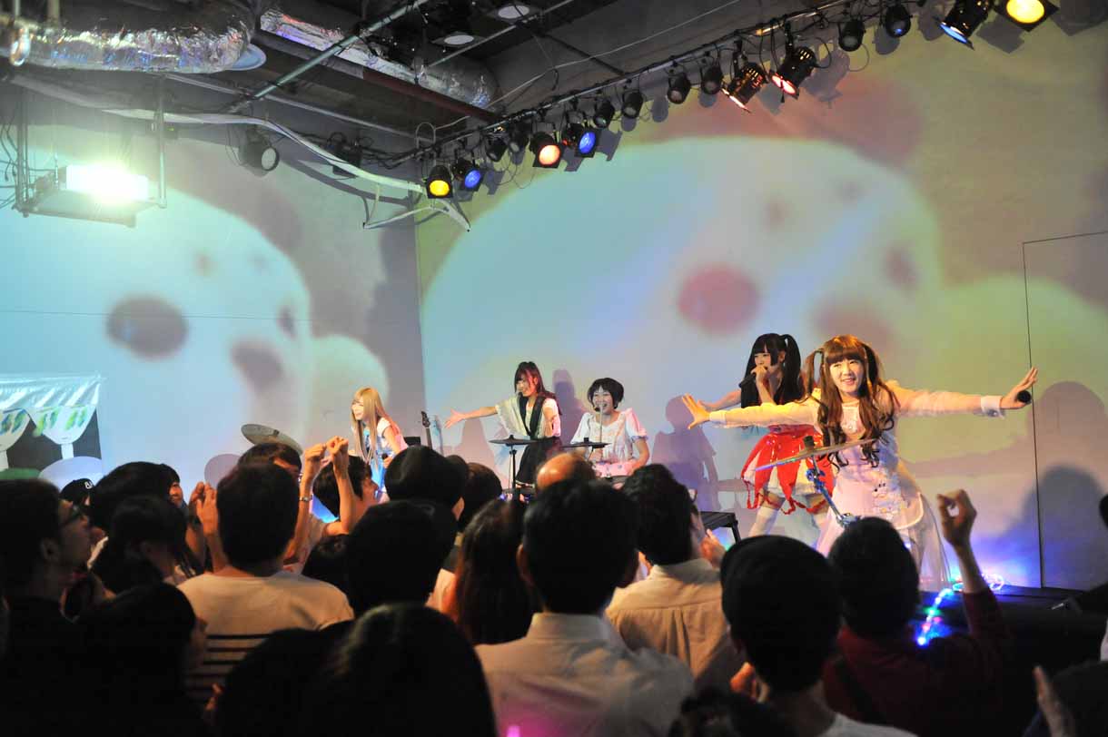 新曲「雪降る夜にキスして」を披露するバンドじゃないもん！。