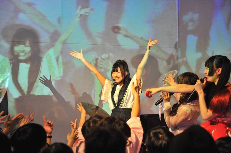 自己紹介する望月みゆ。