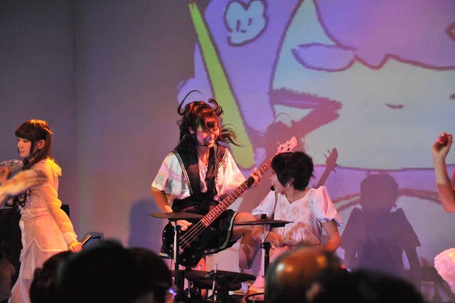 ベースとドラムでセッションする望月みゆと鈴姫みさこ。