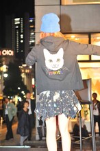 自身のブランド"mmts"のパーカーを披露する中川翔子。