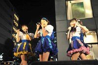 乙女新党によるライブの様子。