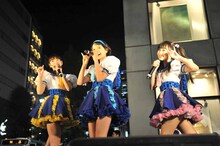 乙女新党によるライブの様子。