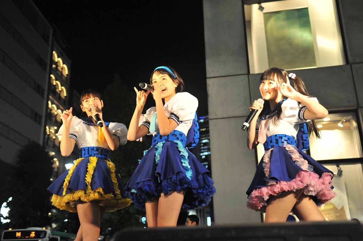 乙女新党によるライブの様子。