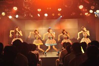 新曲「純情マリオネット」歌唱の様子。