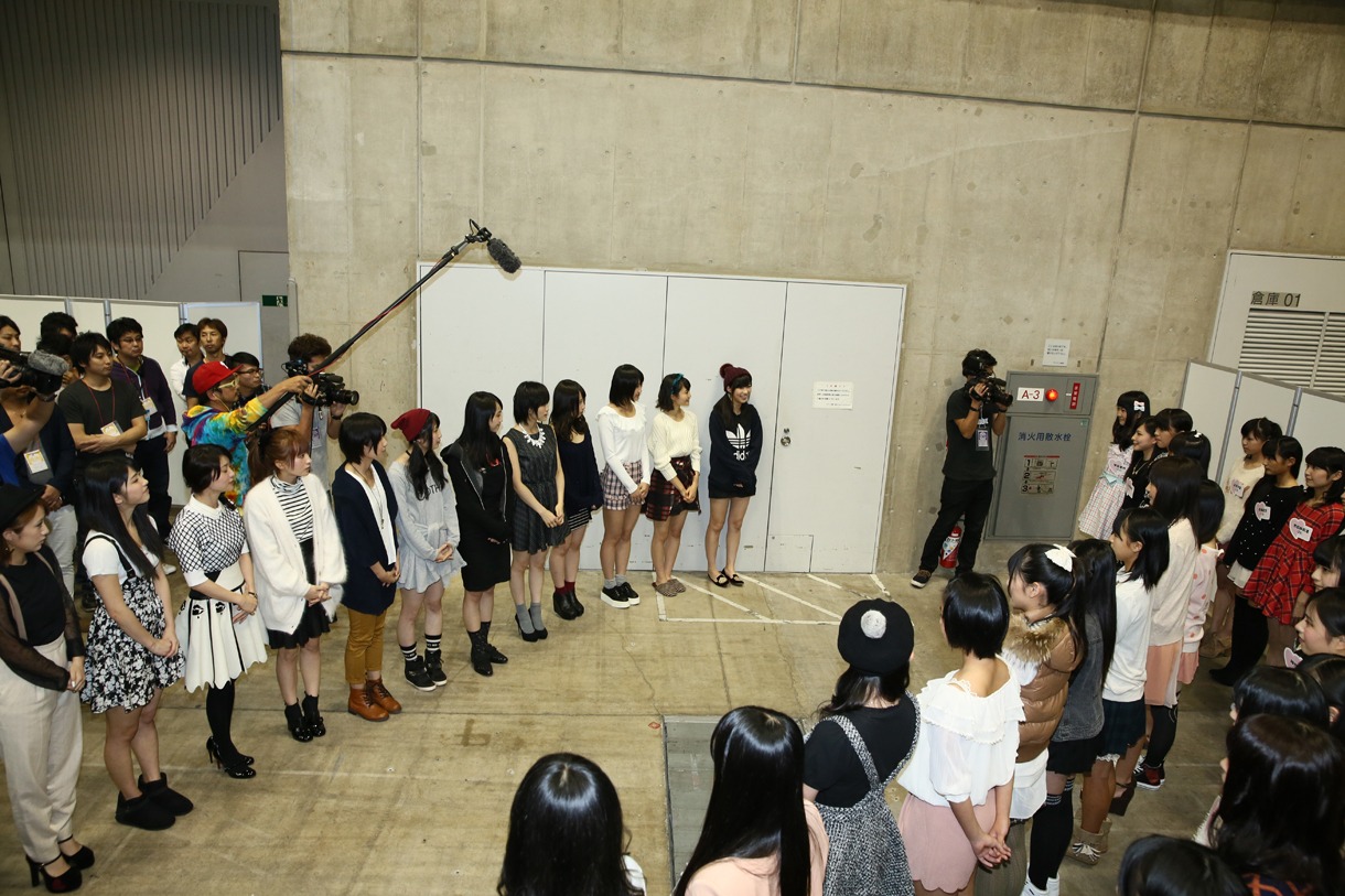 ドラフト会議候補者とAKB48グループ各キャプテンとの初対面の様子。 (c)AKS