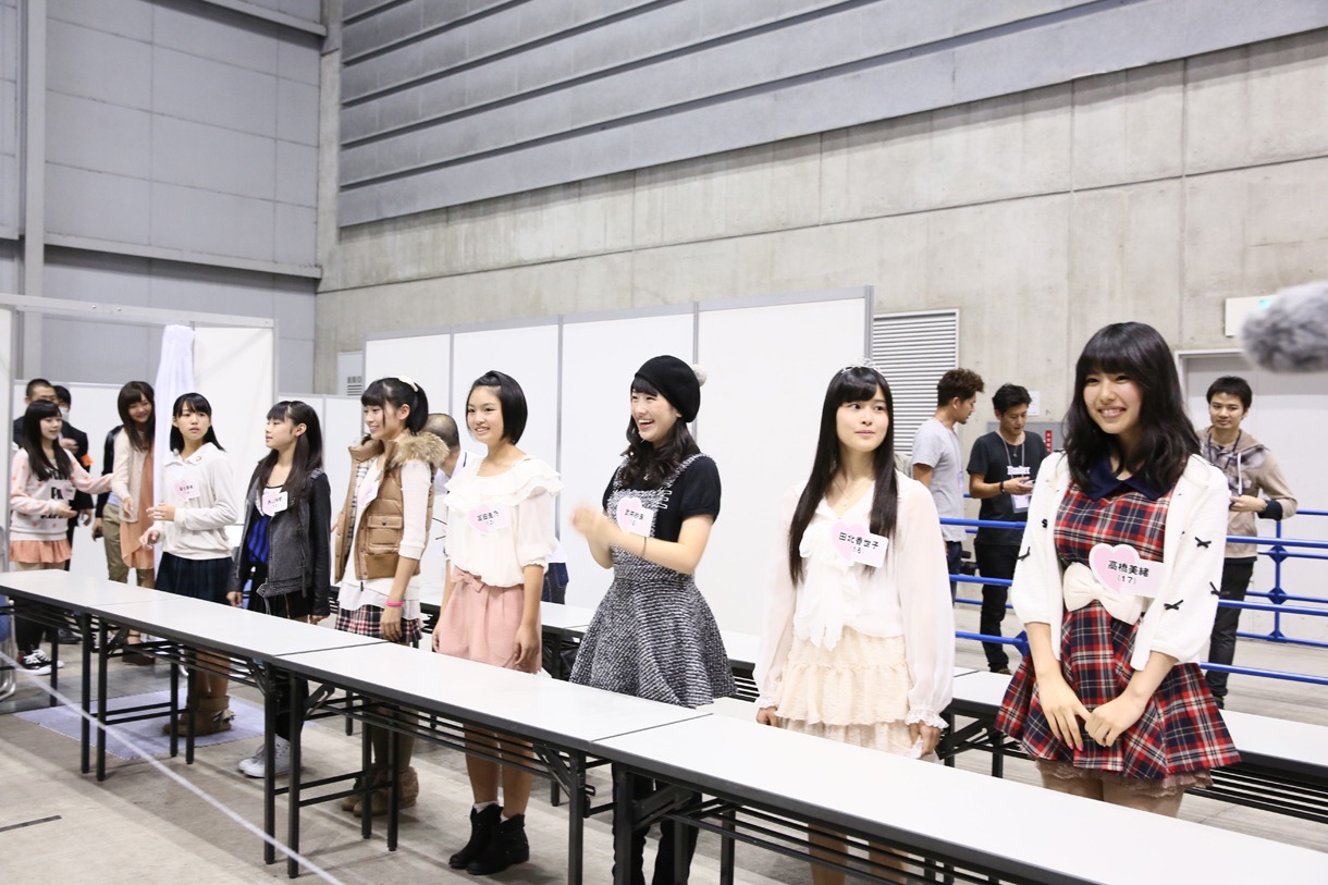 ドラフト会議候補者握手会の様子。 (c)AKS