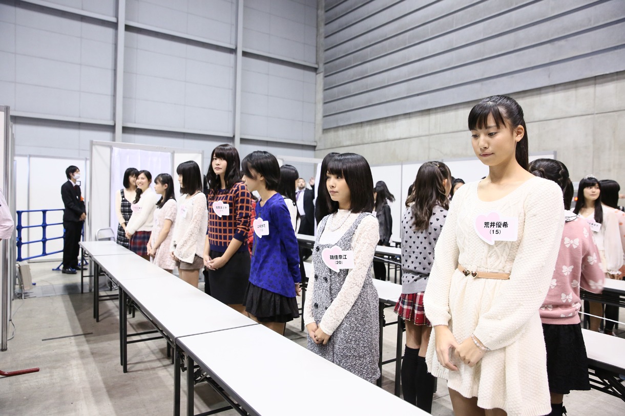 ドラフト会議候補者握手会の様子。 (c)AKS