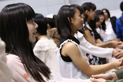 ドラフト会議候補者握手会の様子。 (c)AKS