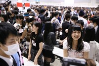 ドラフト会議候補者握手会の様子。 (c)AKS