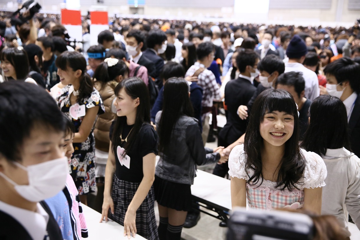 ドラフト会議候補者握手会の様子。 (c)AKS