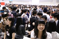 ドラフト会議候補者握手会の様子。 (c)AKS