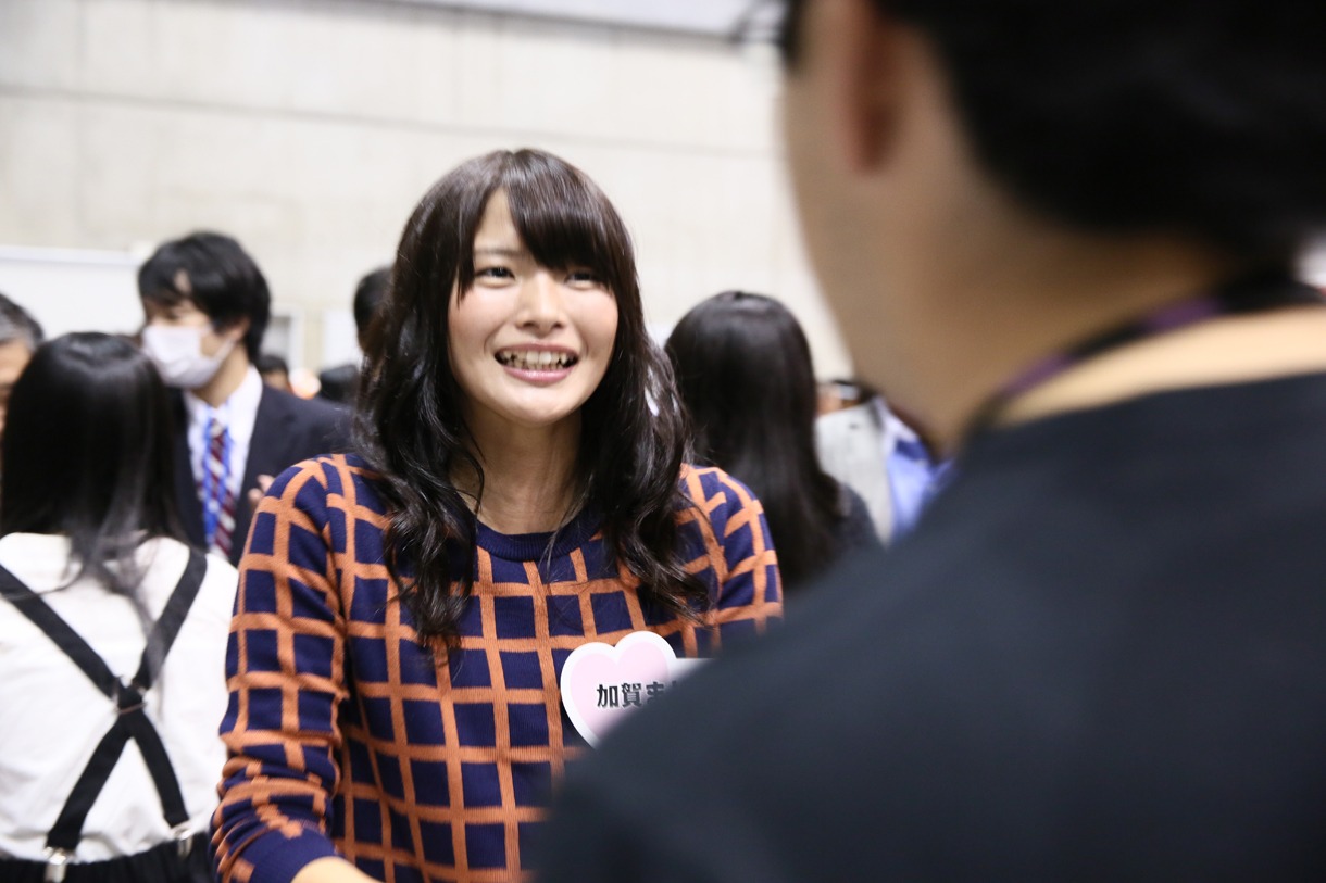 ドラフト会議候補者握手会の様子。 (c)AKS