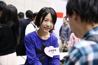 ドラフト会議候補者握手会の様子。 (c)AKS