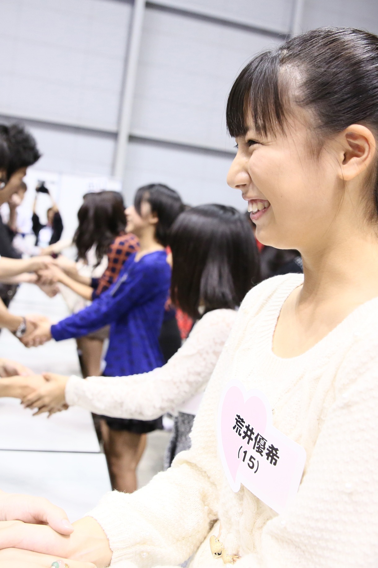 ドラフト会議候補者握手会の様子。 (c)AKS