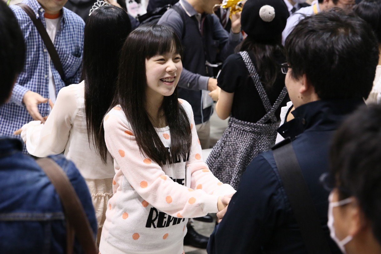 ドラフト会議候補者握手会の様子。 (c)AKS