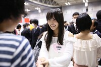 ドラフト会議候補者握手会の様子。 (c)AKS