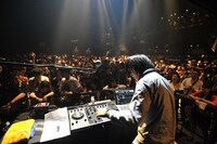 DJ'TEKINA//SOMETHING（ゆよゆっぺ）のDJの様子。（撮影：柴田和彦）